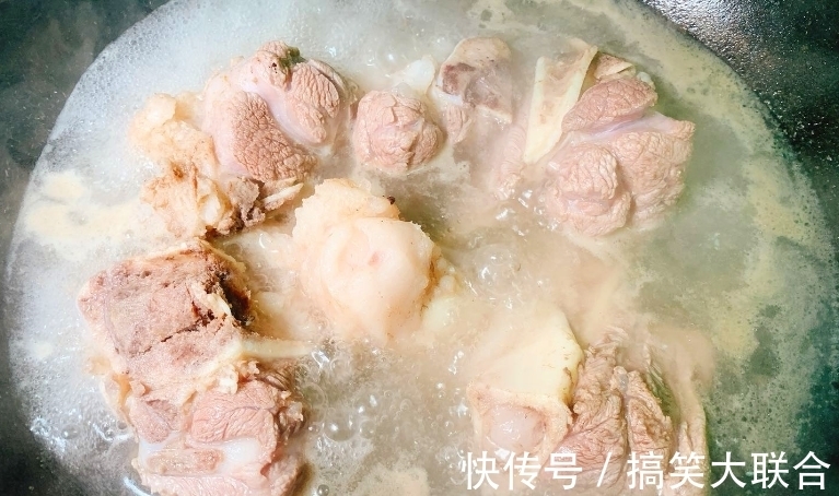 窍门|炖猪骨汤，牢记“2不放2窍门”，出锅时骨汤又鲜香又浓白，没腥味