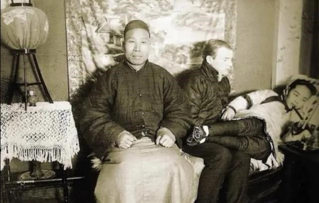 洋车|清末老照片,摊贩在街头叫卖糊口谋生,华衣女子去相馆坐洋车摆拍