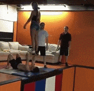 |搞笑GIF: 恐怕你要换一条裤子了 姑娘想都没想直接就坐了上去