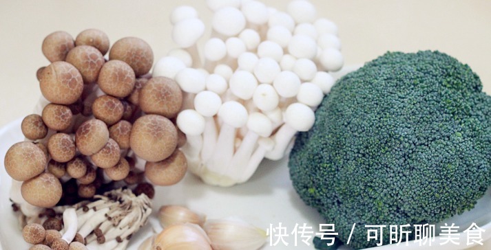 西兰花炒鲜菇|天热大鱼大肉易上火，这菜怎么吃也不腻，美白还减肥，比肉还抢手