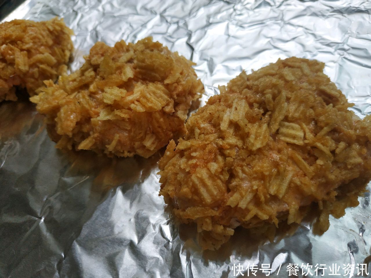 奥尔良|奥尔良烤翅,再裹面包糠就过时了,裹上它,酥脆作响会掉渣