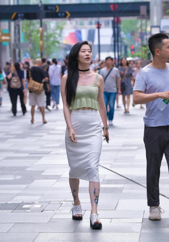 时尚|小姐姐穿搭真时髦, 裹身裙配直男最讨厌的“绿色”, 散发出贵妇气质!
