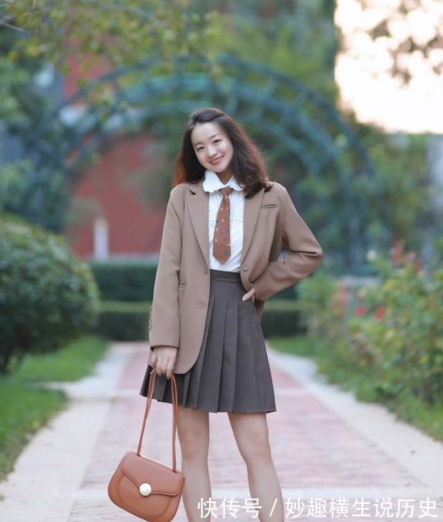 T恤 微胖女生怎么穿才好看西服外套搭配T恤和黑色短裤,显高又显瘦