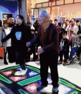 |搞笑GIF:吃货吃东西时是不需要掩饰的,女汉子一枚