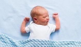 脊椎|从小睡枕头的孩子,和从不睡枕头的娃,长大有啥差异?父母要知晓