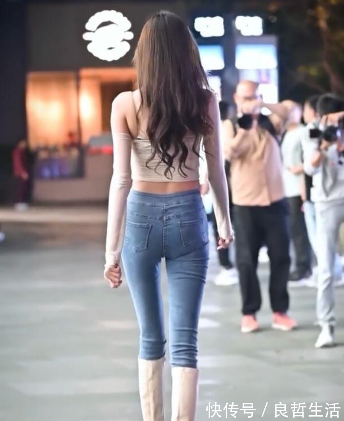 牛仔裤 牛仔裤加长靴真流行,简单中显高级,引路人围观!