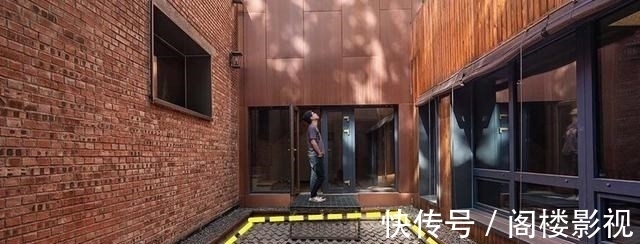 翻新|老宅翻新,用拆下来的红砖搭建4m高围墙,废旧瓦片铺地,结实耐看