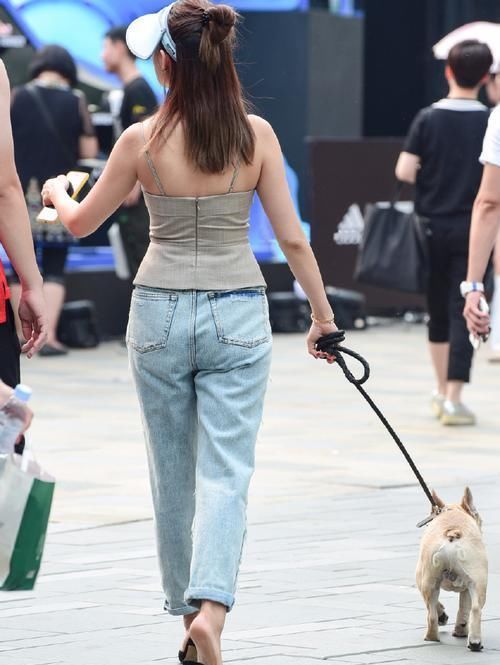 裤子前面就剩几根“线条”了,不舍得扔,还穿着“招摇过市”