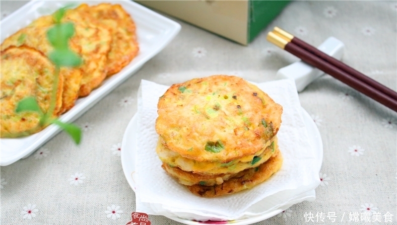 两个鸡蛋加两勺粗粮,搅一搅,煎一煎,点心快速做好,营养又健康