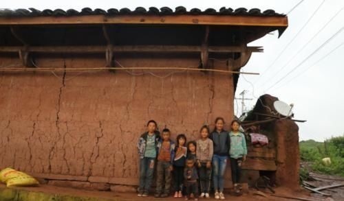 心理健康|两个穷人家的“自制书包”扎心了:一个让娃自信,一个让娃自卑