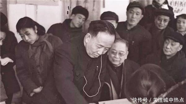 庙前|山海关孟姜女庙前有副对联,很多人不会读,郭沫若却说是天下奇联