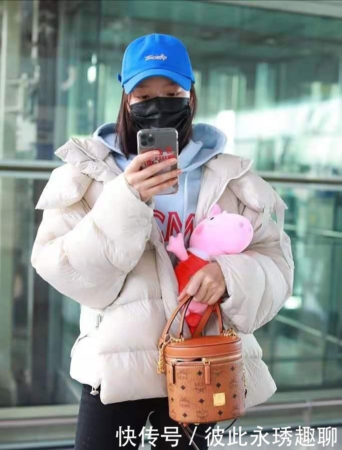 白色永不过时,今冬过年就穿白色羽绒服,优雅又大气