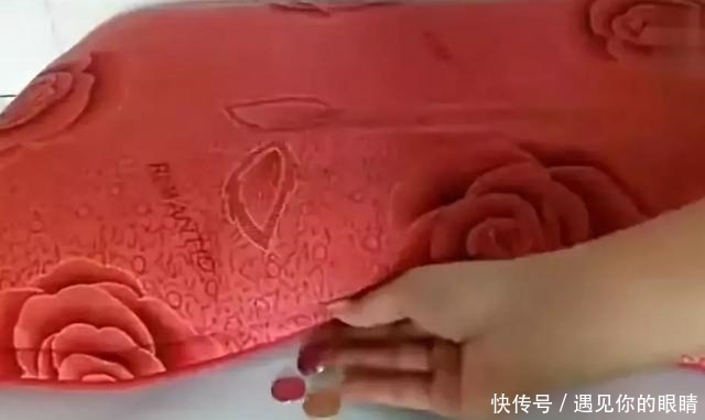 睡觉|很多人喜欢在枕头下放几枚硬币,睡觉也不拿开,你知道原因吗?