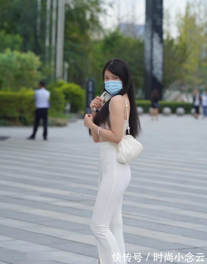 微胖|微胖姑娘穿“白色”还这么迷人，到底是施了啥魔法？