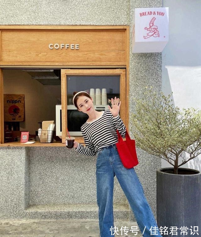 条纹 日系风格才是女性最爱的针织开衫搭配黑色长裤，确实很时髦！