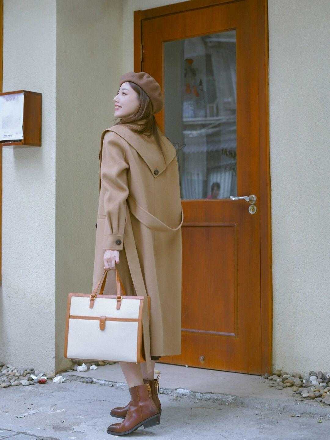 格子 秋冬季节“大衣”怎么穿?搭配针织衫和半身裙优雅大气,高级时髦