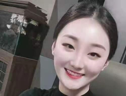 小白|别拿小白鞋搭大衣了，今年流行的3双鞋，舒服时髦，和大衣更相配