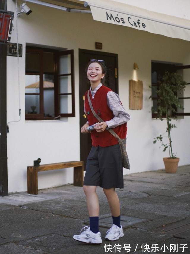 衬衫 秋冬怎么搭出层次感?马甲叠穿衬衫搭配五分短裤,简约又时尚