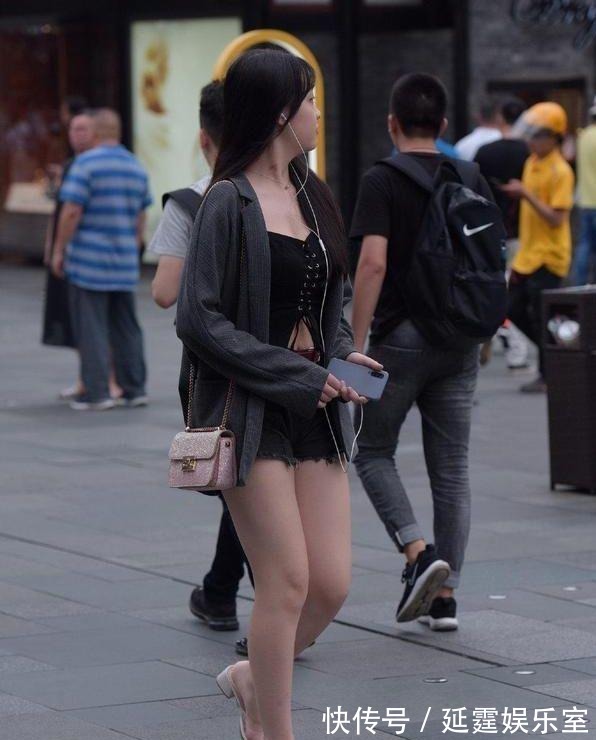 穿搭|微凉秋日的气质穿搭,简单的小西装外套搭配牛仔裤,大方又显身材