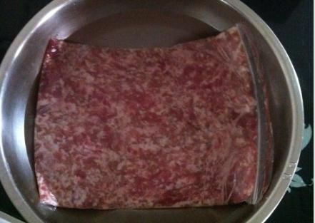 冰箱里刚拿出的冻肉,千万别拿水泡!教你1招,3分钟把冻肉解冻