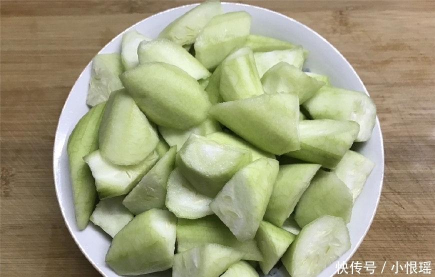 吃光|简单快手的家常菜,10分钟端上桌,炒时加两物,鲜美到汤都吃光