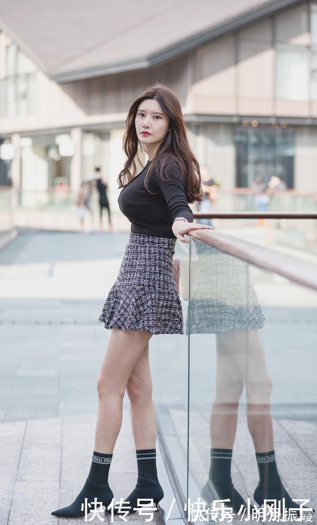 美女 逛街气场不能输,简单T恤这样穿,都能穿出别样个性
