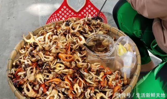 美食|大妈背着箩筐卖它,曾经溪水中“多不胜数”,现在得30元一斤
