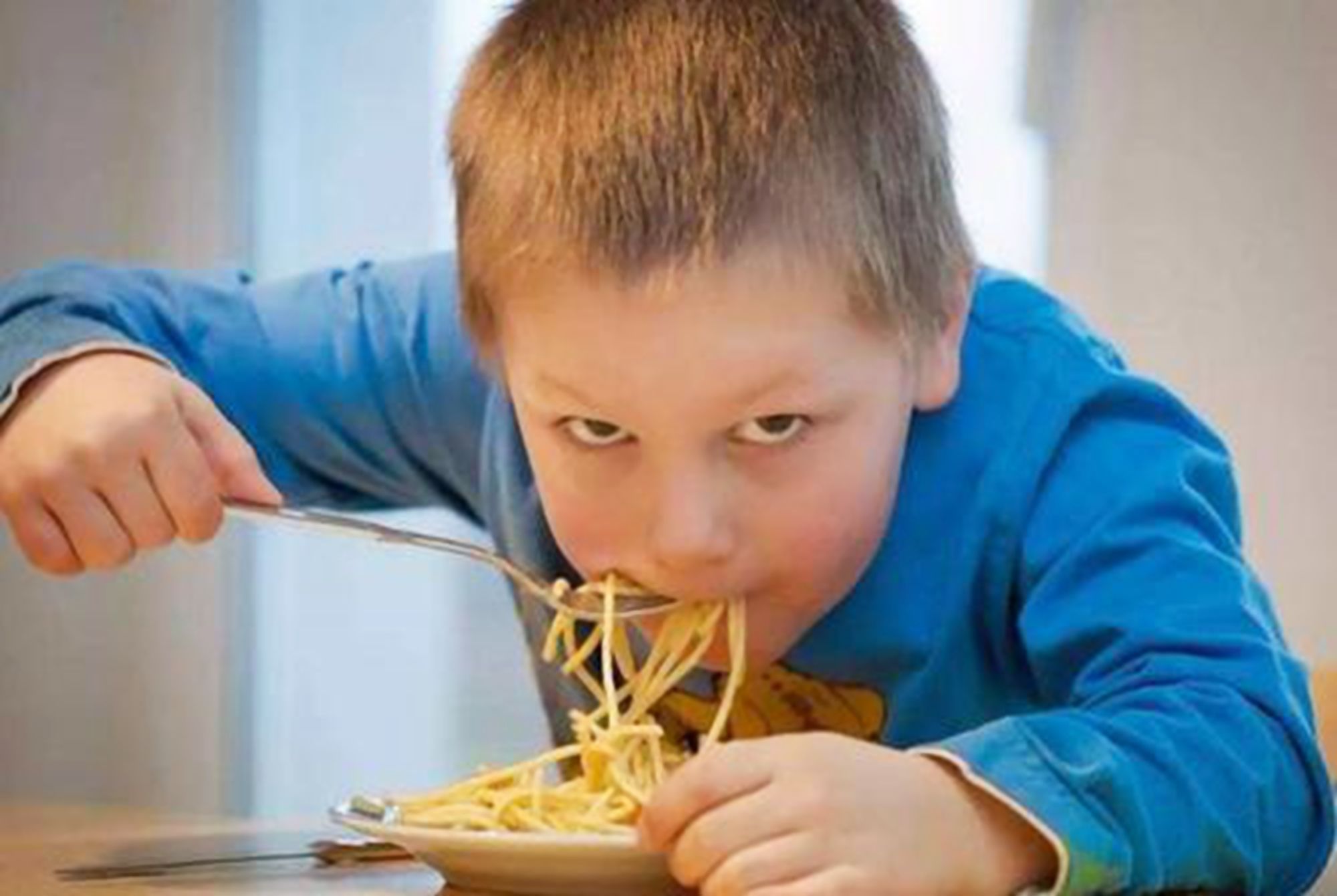 餐桌礼仪|孩子是否情商高,从餐桌上就能看出来,有这三种表现的娃赶紧纠正