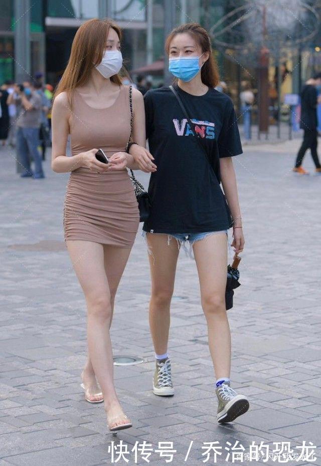 卡其色修身裙搭配黑色包包，青春靓丽，笑容迷人