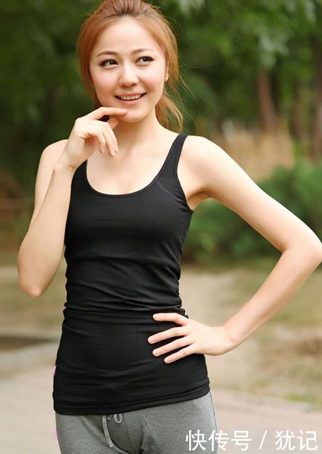 紧身|街拍成熟优雅的紧身打底裤美女,塑造出完美的腿部曲线