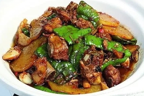 一个人就能吃掉一大盘的家常菜,酱香浓郁、鲜美无比,拌饭吃真香