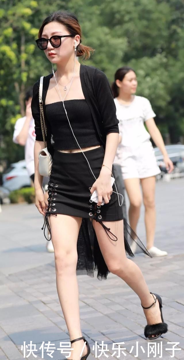 交叉|个性的交叉绑带设计,不仅起到装饰效果,同时还充满了时尚设计感