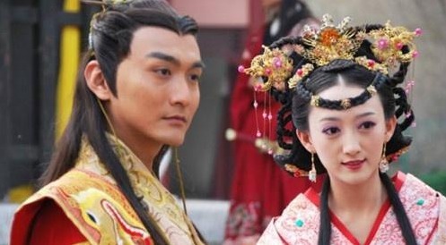 风水宝地$盗墓贼发现一公主墓,挖了一个月才挖开,看眼墓中赶紧逃!