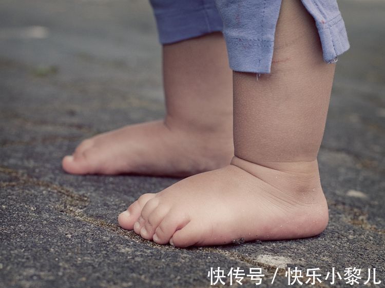 宝宝|别给新生儿穿两种衣服,会影响宝宝腿型发育,长大腿型差会怪你