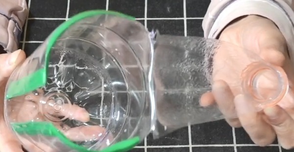 大号塑料瓶不要扔，剪几刀挂在马桶边，全家人都抢着用，太棒了！