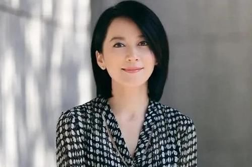 为什么女人过了50岁,不建议留“黑长直”!显老又显发量少