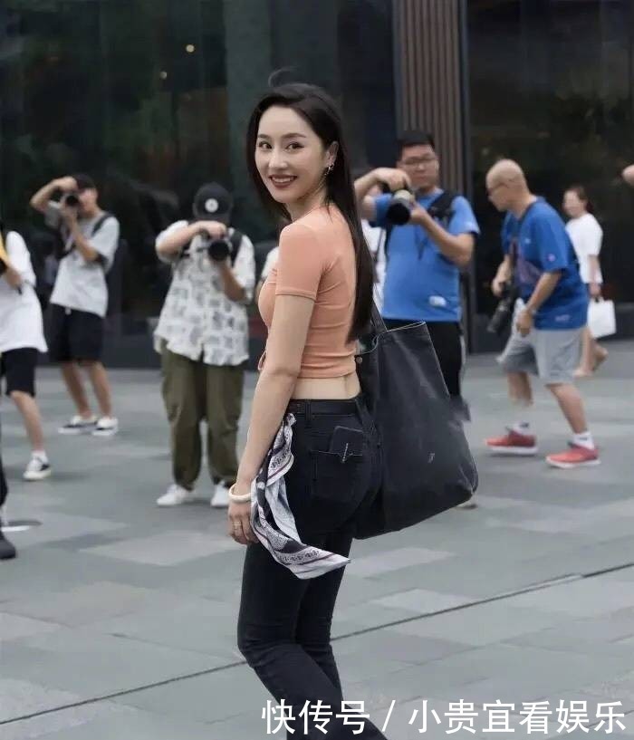 风韵|小姐姐简约时尚的穿搭，不仅彰显了成熟的风韵，还非常减龄