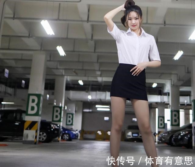 短裙 冷白色的短袖衬衫,搭配黑色的短裙十分的干练,日常上班都可以!