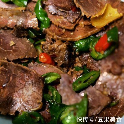  正宗地道的美食记之十五：尖椒炒水牛肉做法，速来围观