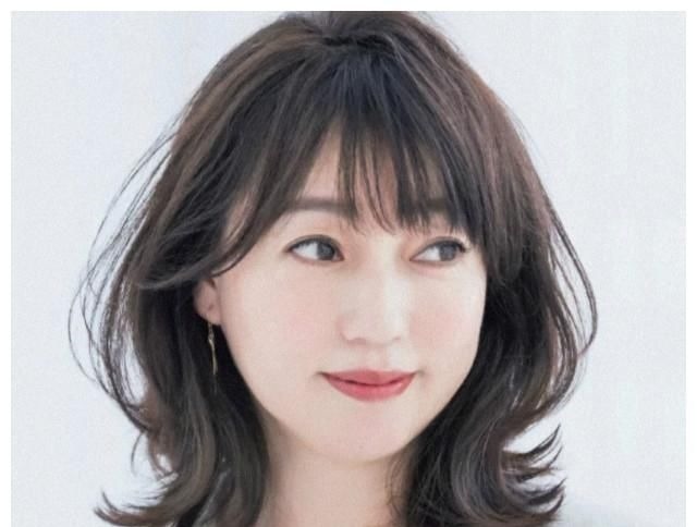 腮部 女人50以后，最好避开这4款发型，第1款显老、第2款显胖，认准了