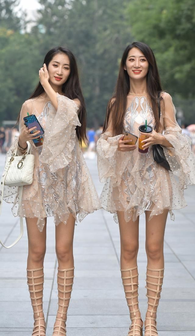 外衣+罗马凉鞋，春天如此穿着，散发出出人意料的存在感