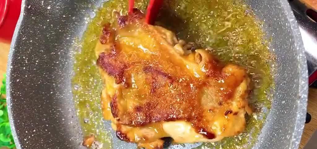 家常版香煎鸡腿，外酥里嫩香辣入味，大快朵颐超级过瘾