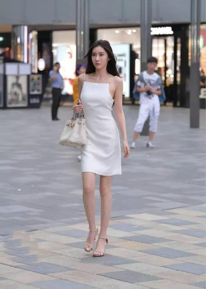 时尚感 现在的女生时尚感都不低,随意的搭配都显得很有档次和美感