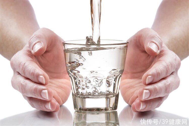 口渴|多喝水未必有益健康！重点强调：3类人喝太多水会伤身，别使劲喝
