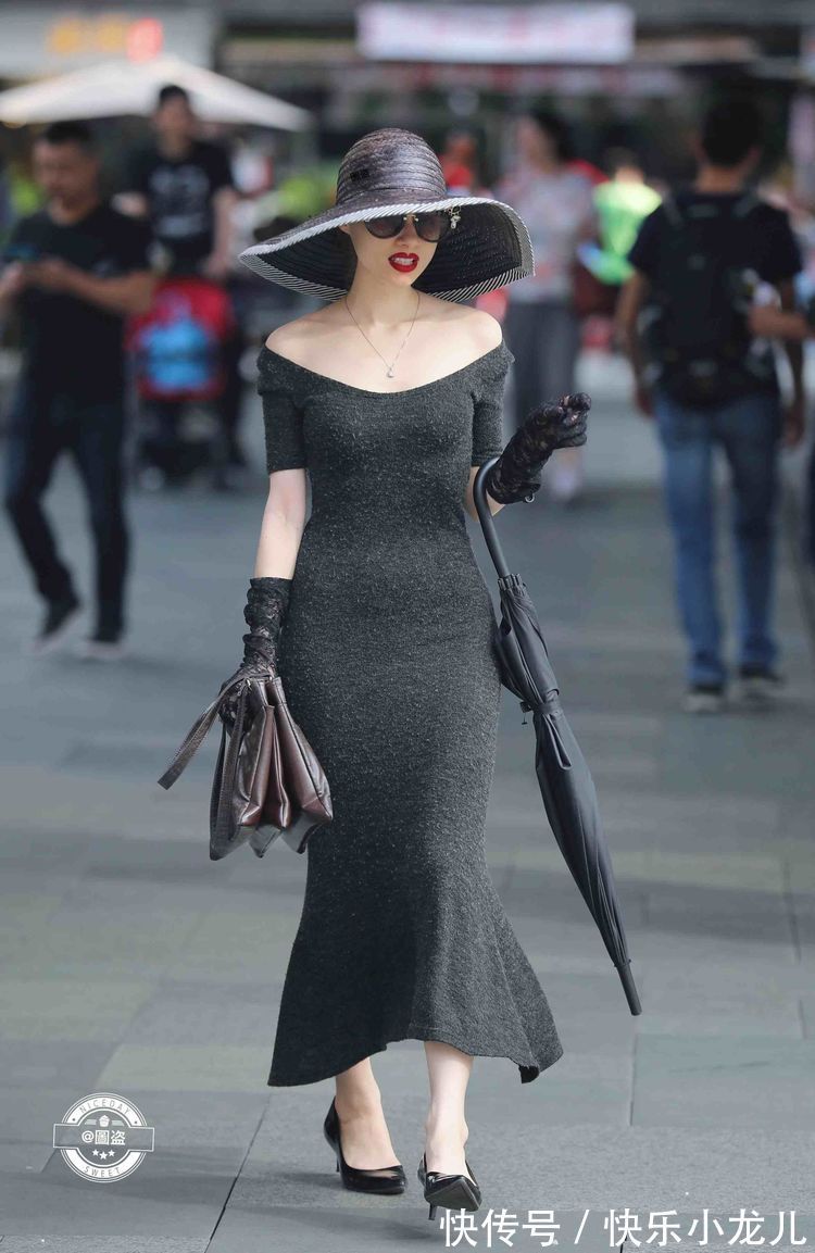 连衣裙 清新活泼的连衣裙装扮不乏气质感,散发高雅气质,精致美丽