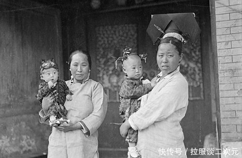 百姓|清朝真实老照片:百姓街头吃小吃,最后一张有钱大小姐略有姿色!