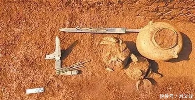 另一人|古剑出土后, 专家认为此剑为2300年前勾践所用, 郭沫若: 是另一人