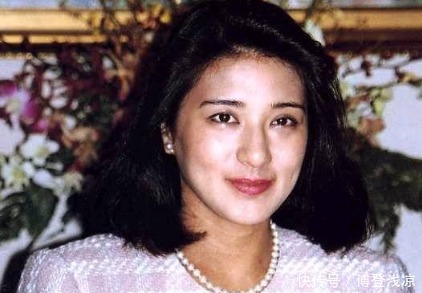 浅色|日本新皇刚上位首次现身,雅子穿着高调,纪子知趣穿浅色服