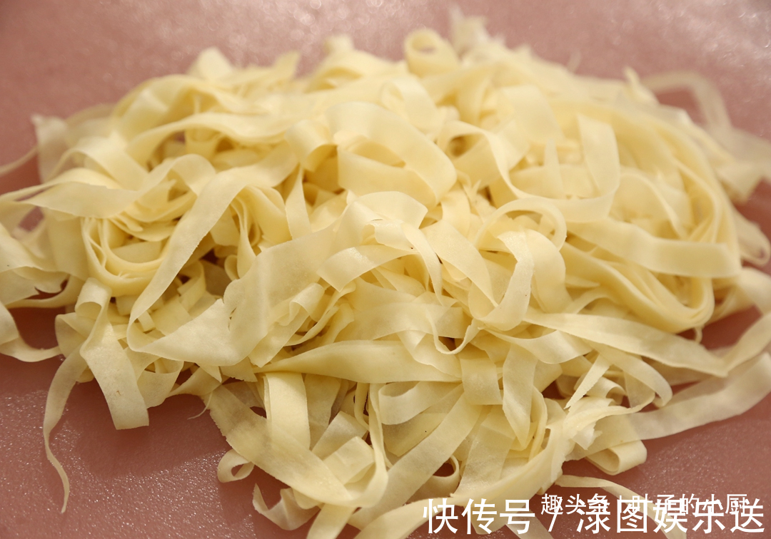 想吃|想吃凉皮太容易，教您一招，不洗面不摊皮，10分钟搞定，超好吃