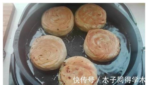 复刻童年牛肉饼：外酥里嫩，咬一口直掉渣，一次做一锅不够吃！